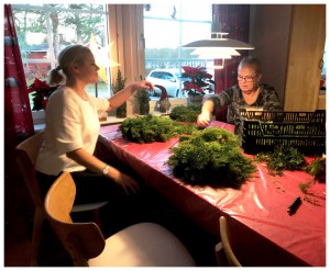 Erika & Anita skapar sin julkrans